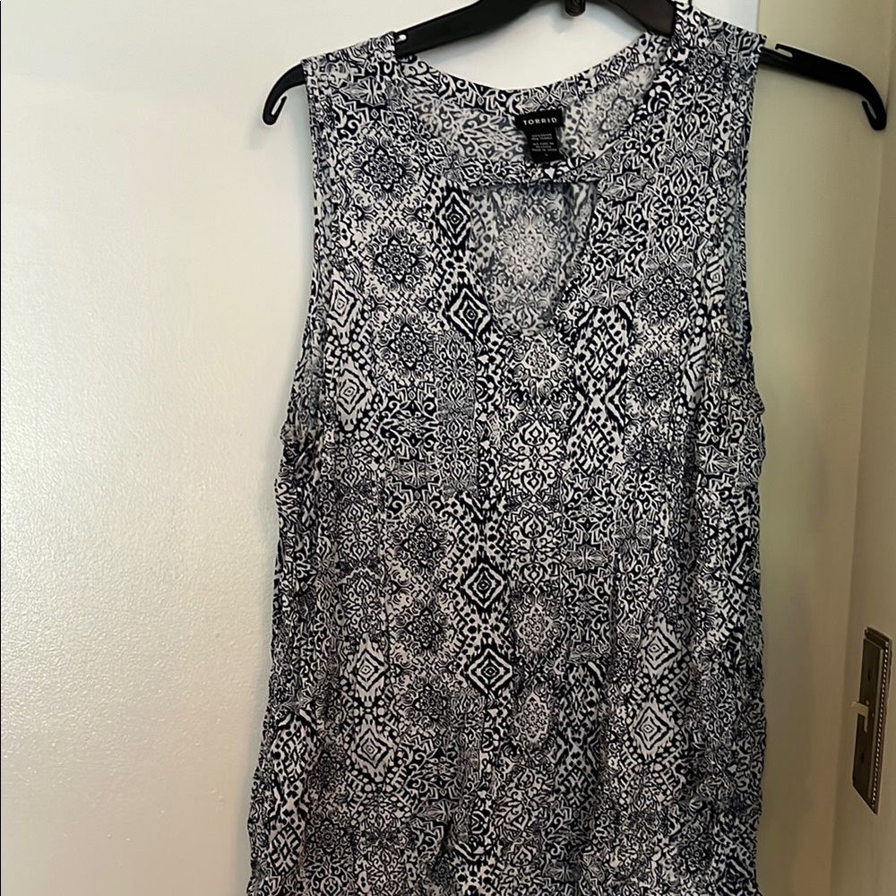 Torrid Navy and White Pullover with Keyhole Neck Sleeveless rayon size 2